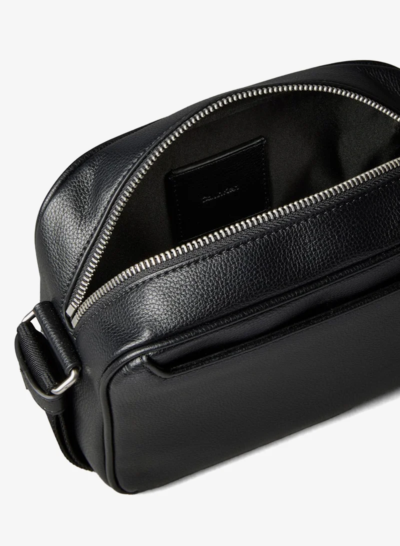 كالفن كلاين حقيبة كاميرا بحزام شبكي